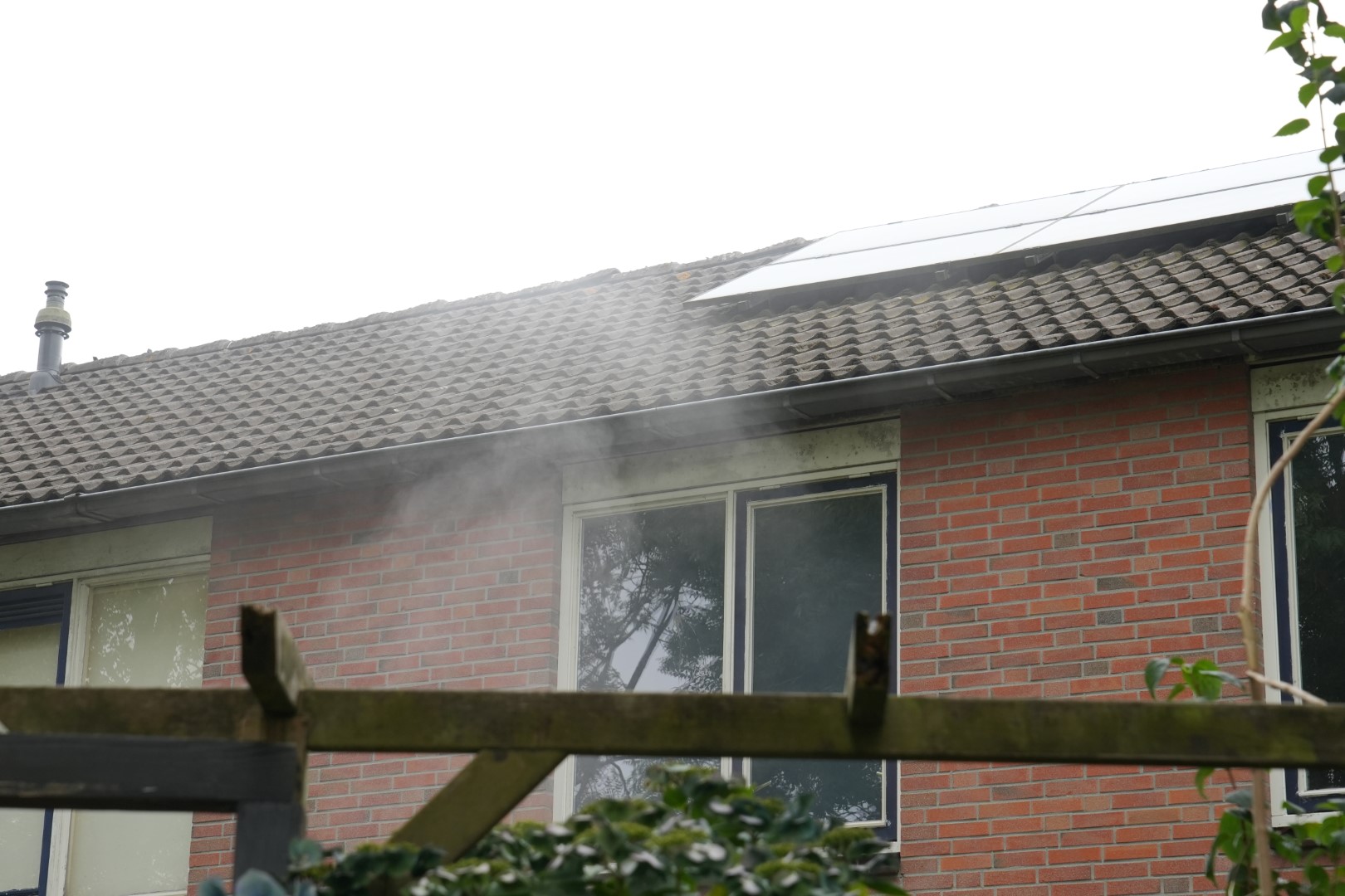 Bewoner vergeet pannetje met rookworst, woning vol rook