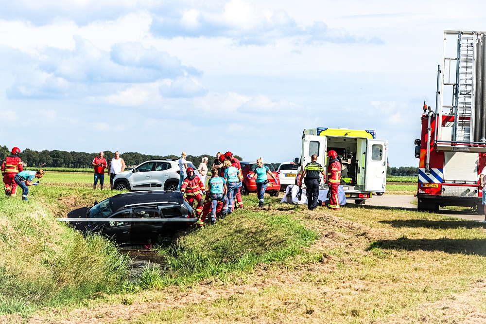 Auto raakt van de weg, automobiliste bekneld