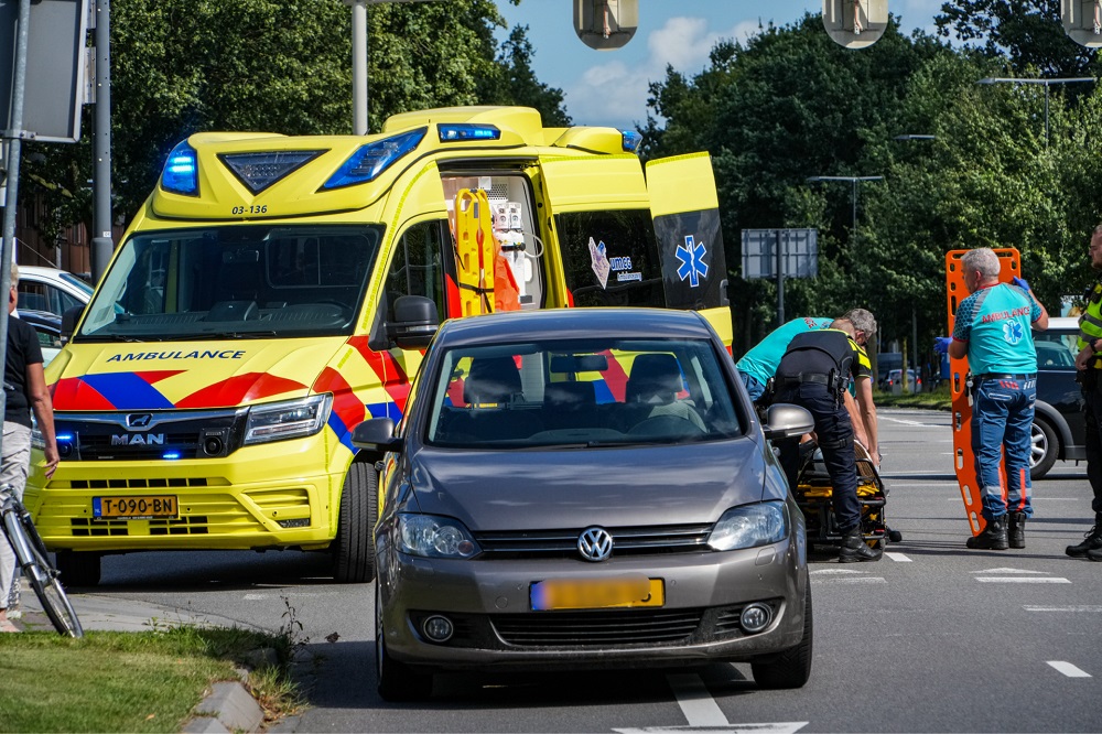 Fietser geschept door auto, slachtoffer gewond naar ziekenhuis