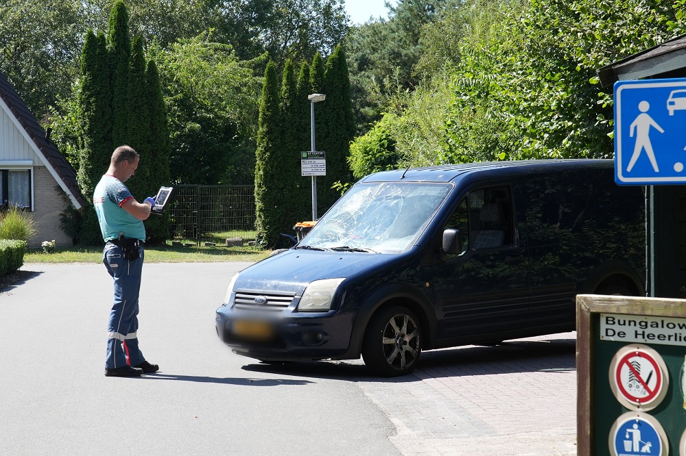 Wielrenner klapt op voorruit van bestelwagen