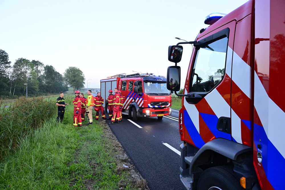 Bestelbus raakt van de weg en belandt op fietspad