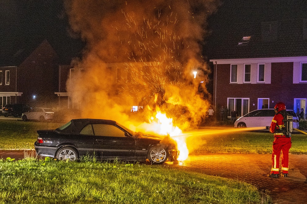 Geparkeerde auto door brand verwoest, politie onderzoekt brandstichting