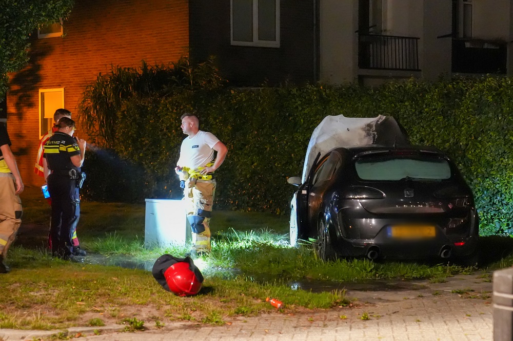 Geparkeerde auto door brand verwoest