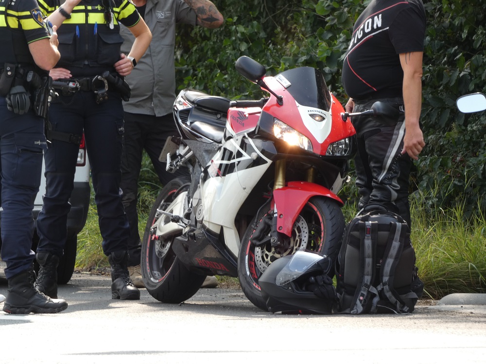 Motorrijder lichtgewond na botsing met auto