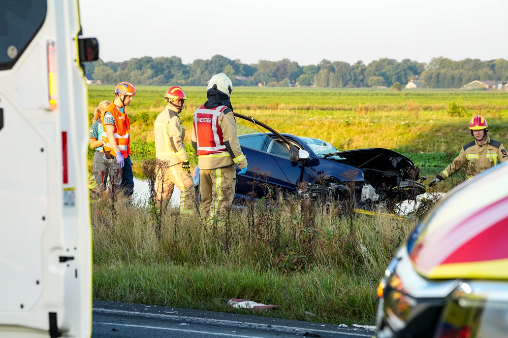 Automobilist zwaargewond na frontale botsing met vrachtwagen