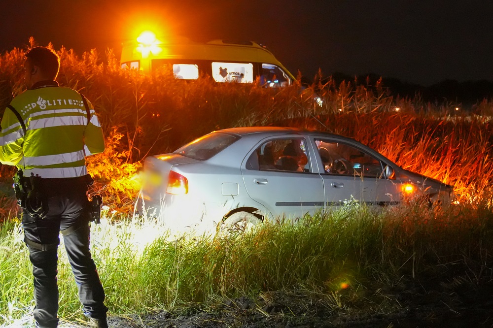 Auto raakt van de weg en belandt in sloot, twee gewonden