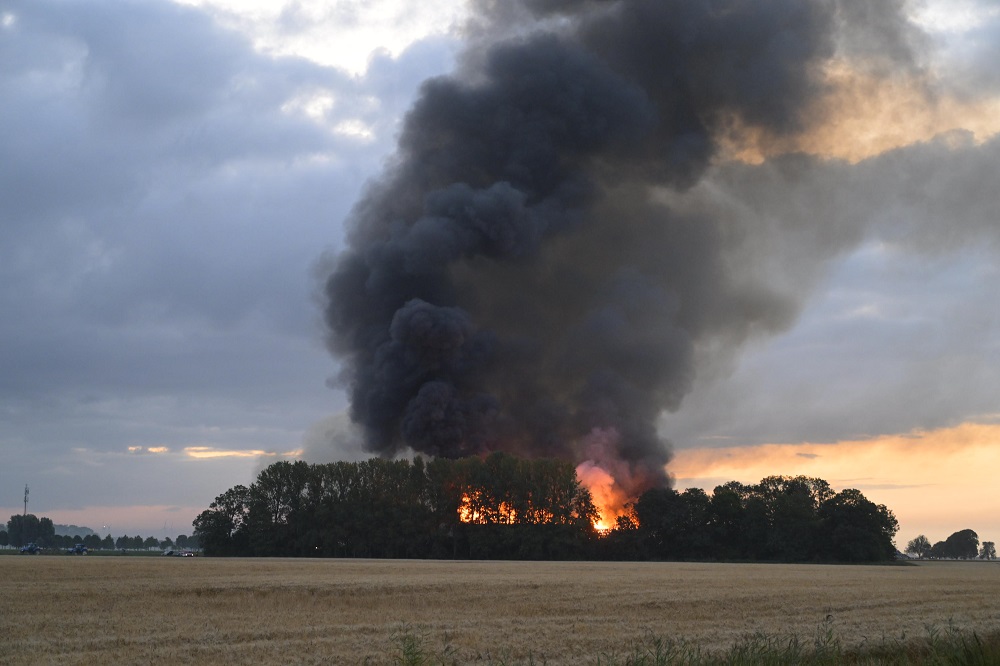 Zeer grote brand in schuur, brandweer probeert overslag naar woonhuis te voorkomen