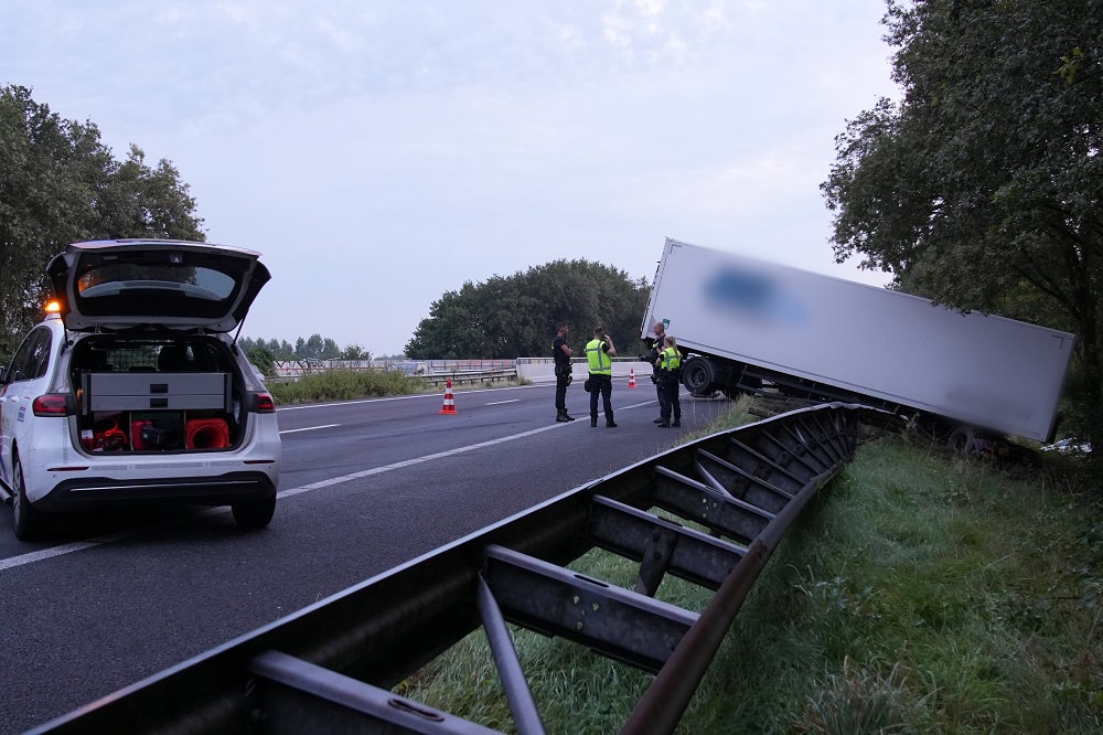 Vrachtwagen raakt van de weg, chauffeur gewond