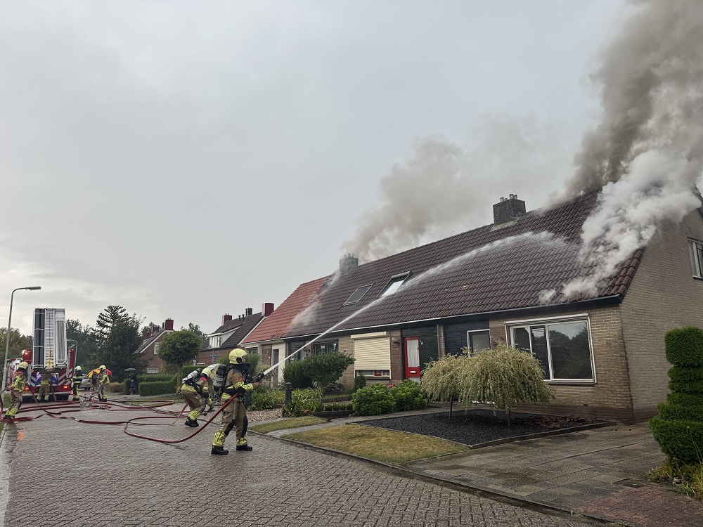 Dak van woningen in brand na blikseminslag