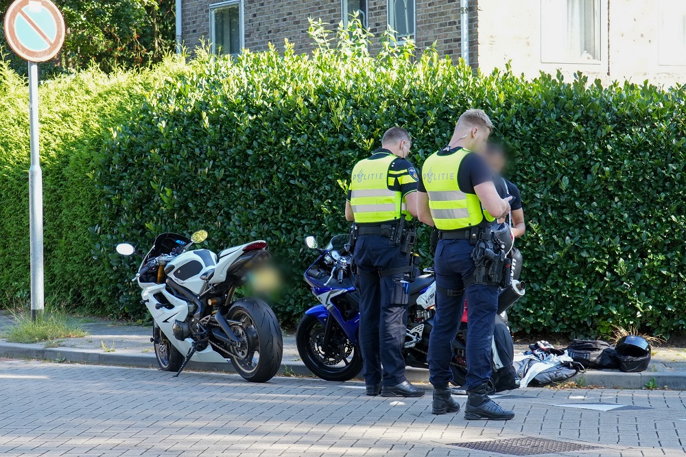 Motorrijder en auto botsen op kruising