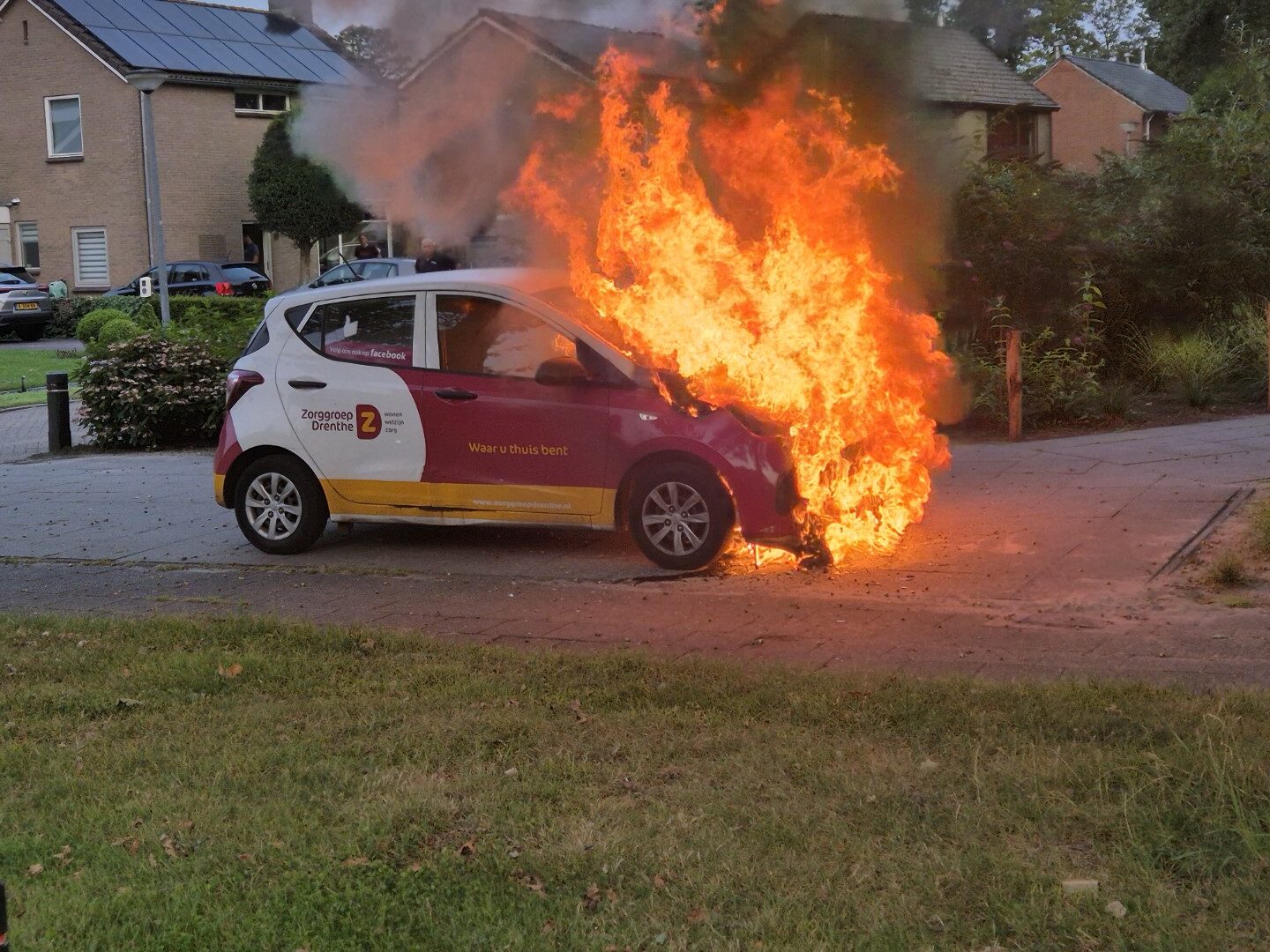 Geparkeerde auto in vlammen op bij appartementencomplex