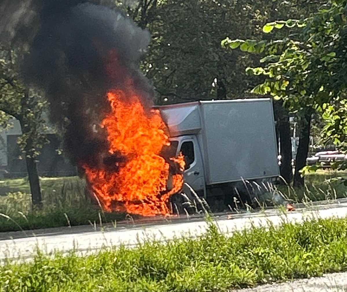 Bestelbus vliegt in brand onder het rijden