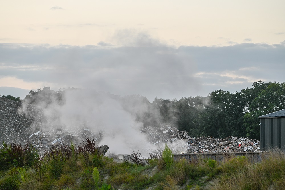 Grote berg met hout vliegt in brand bij afvalverwerker