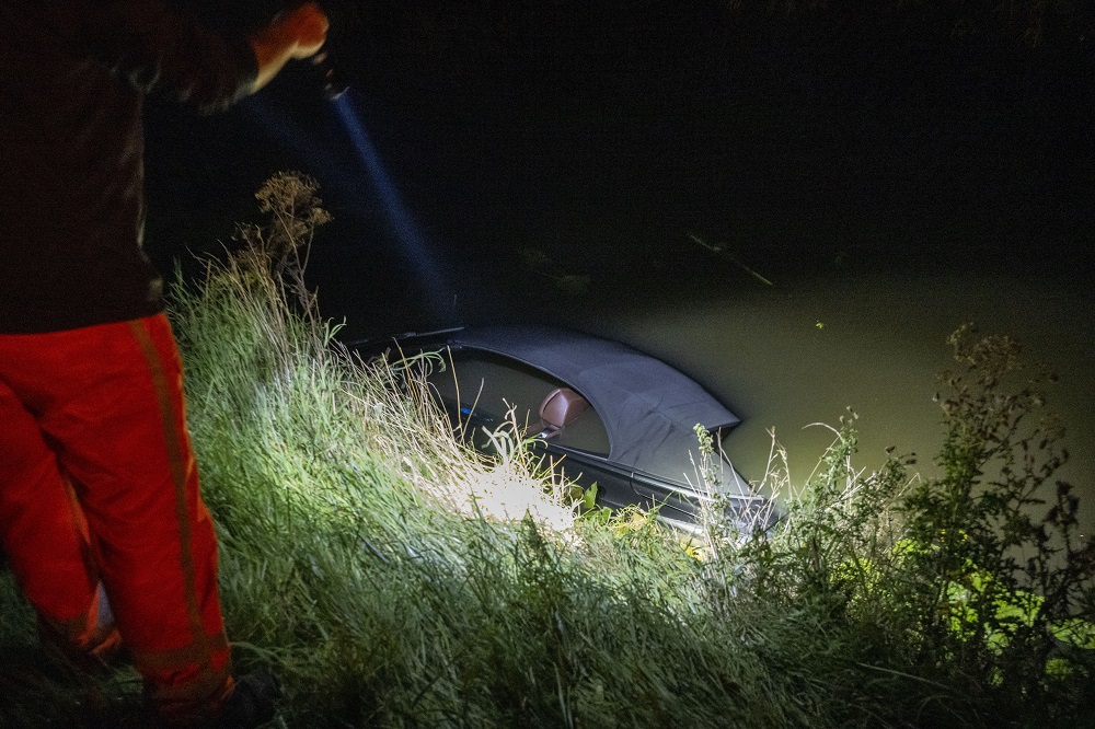 Auto raakt te water, bestuurder met schrik vrij