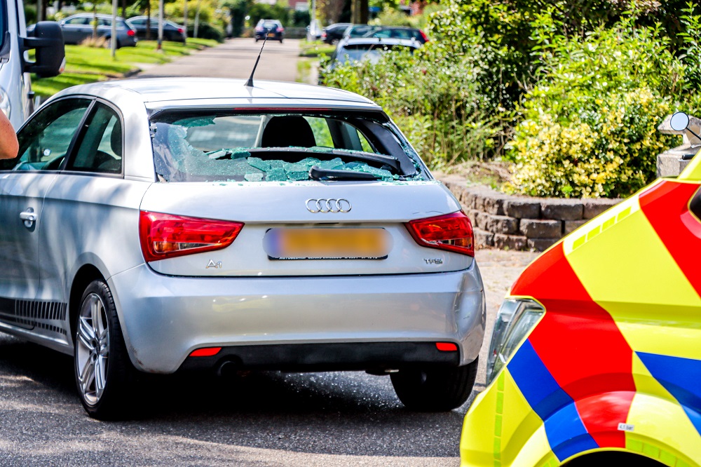 Scooterrijder klapt achterop auto en raakt gewond