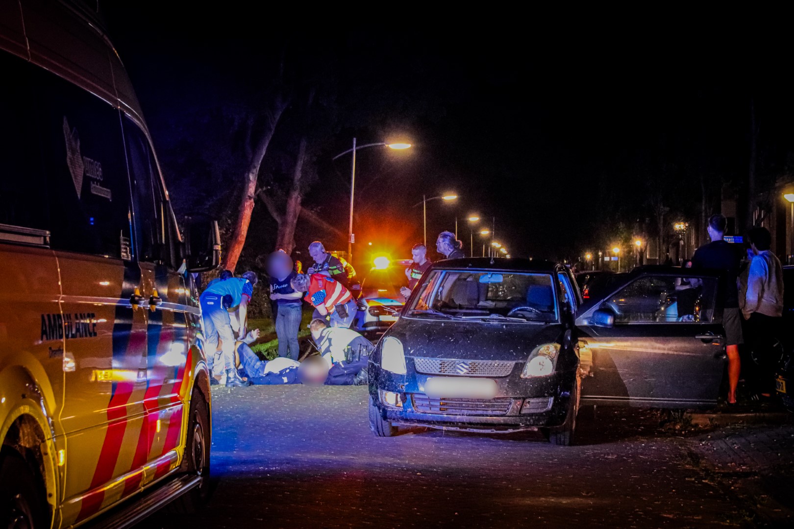 Voetgangers die hond uitlaten aangereden door auto