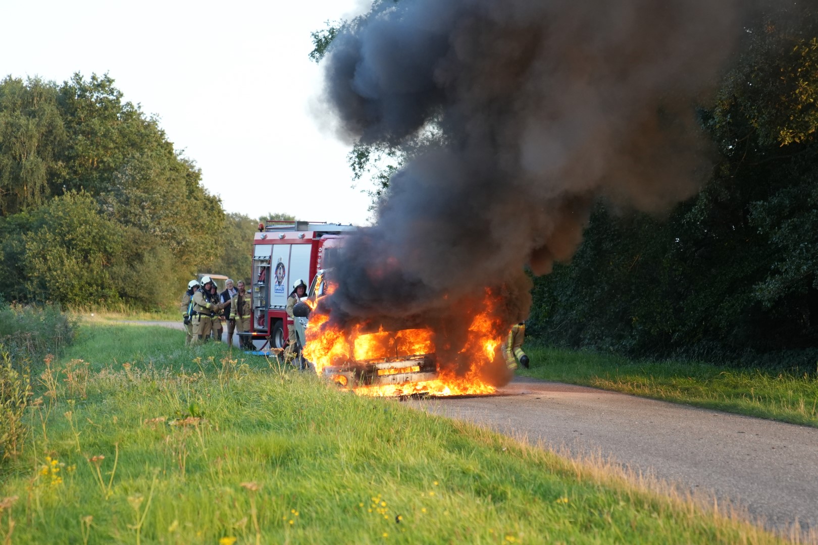 Pick-up in brand, LPG-tank dreigt te ontploffen