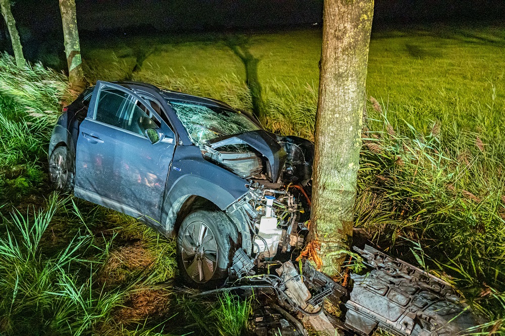 Dronken automobilist (28) botst tegen boom een raakt gewond