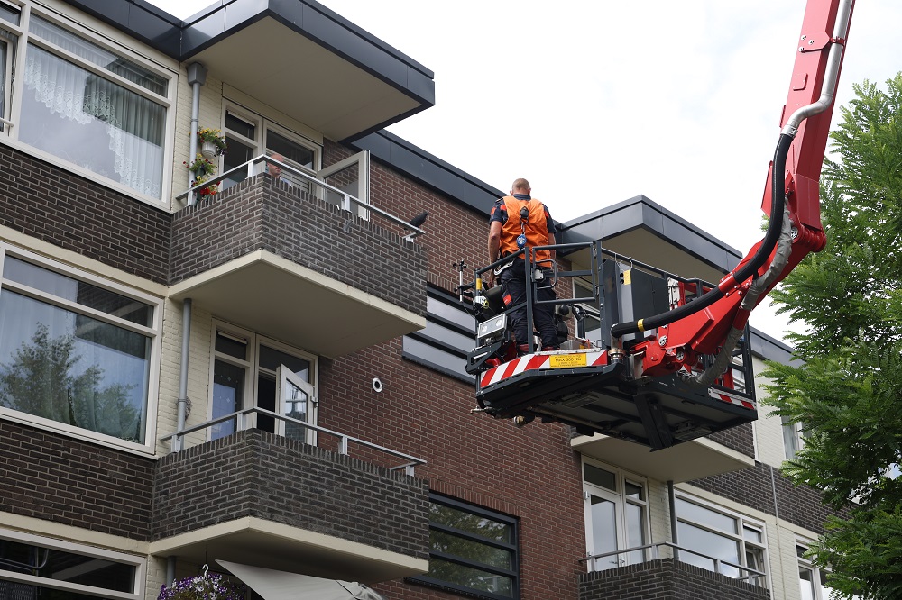 Bewoner sluit zichzelf buiten terwijl kindje nog ligt te slapen in woning