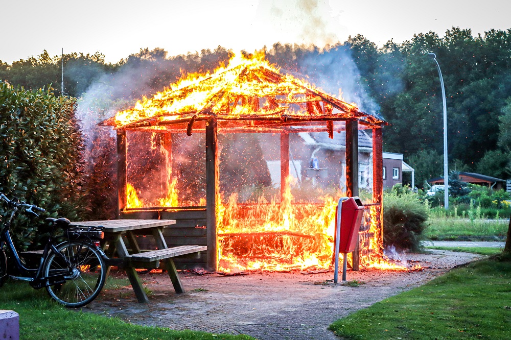 Overkapping gaat door brand verloren, brandweer heeft vuur snel onder controle