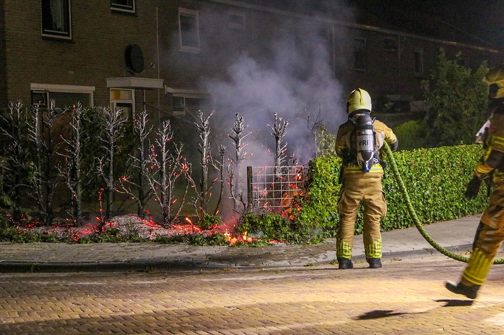 Coniferenhaag vliegt in brand, politie onderzoekt brandstichting