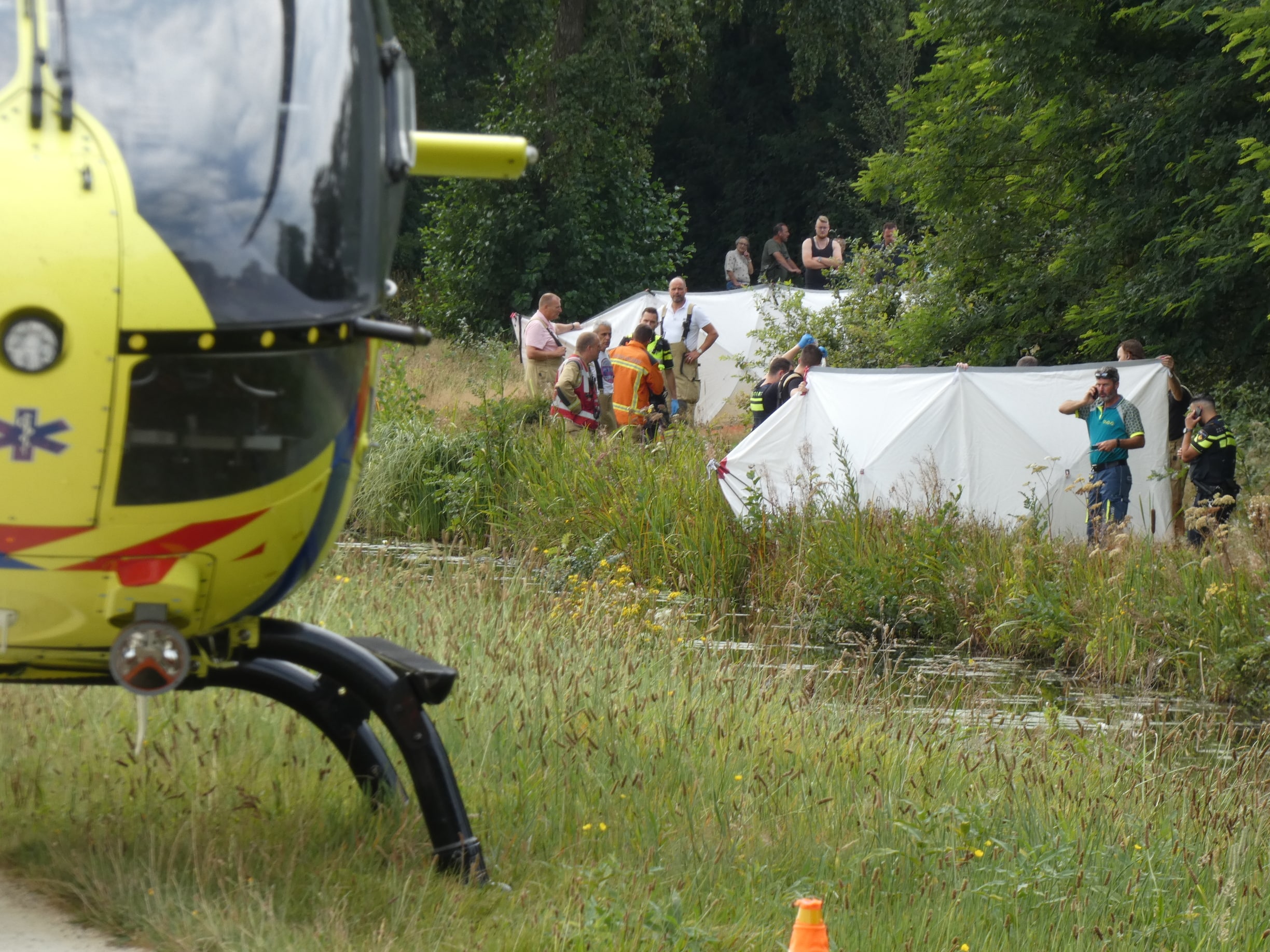 Omstanders vinden gewond persoon in bosperceel