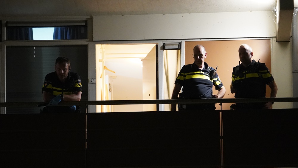 Urenlang onderzoek in woning in Assen