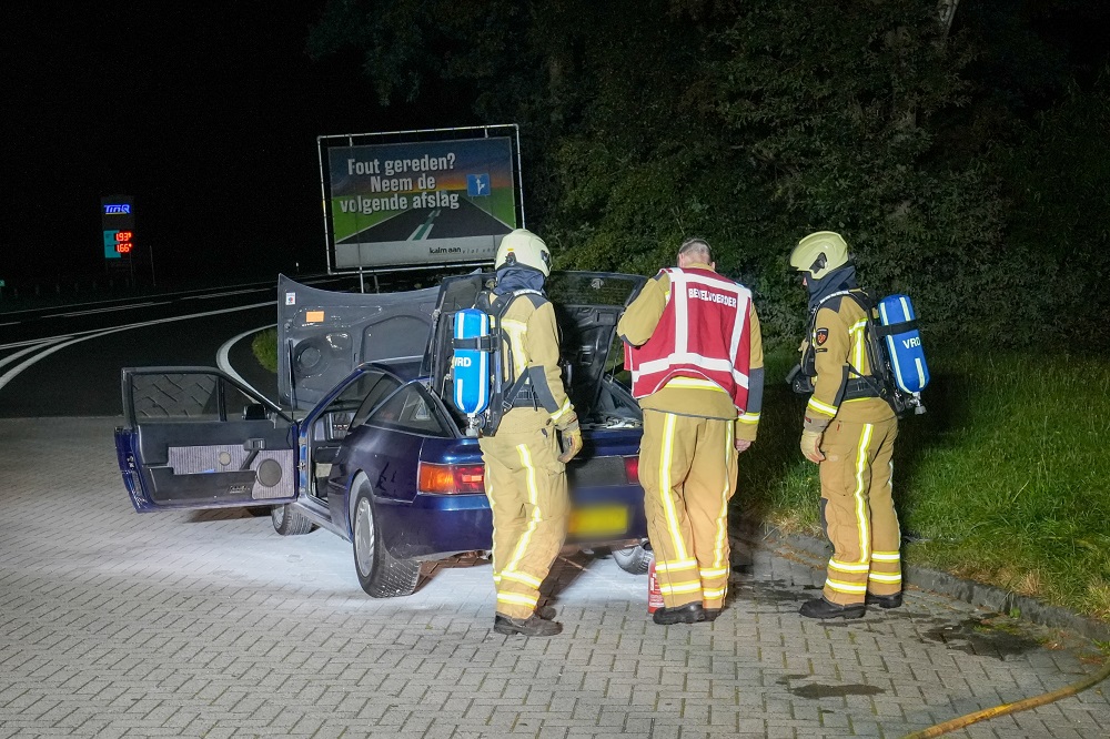 Auto uit 1986 afgesleept na brand in motorcompartiment