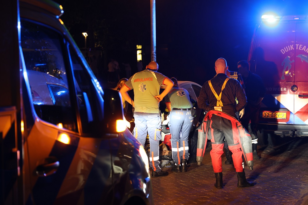 Brandweerduikers redden persoon uit water