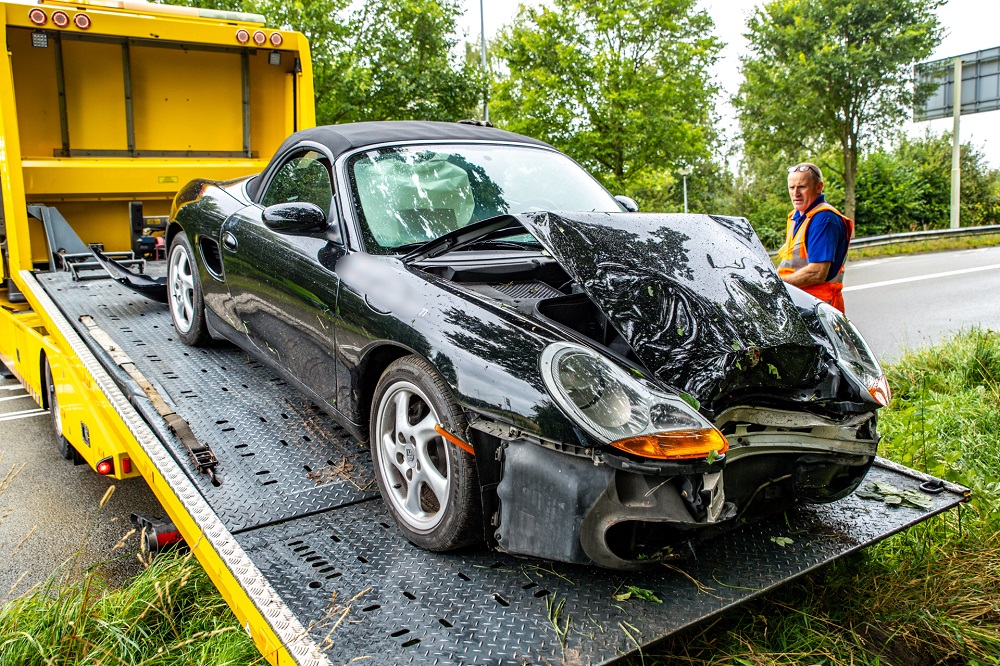 Porsche Boxster zwaar beschadigd na eenzijdig ongeval