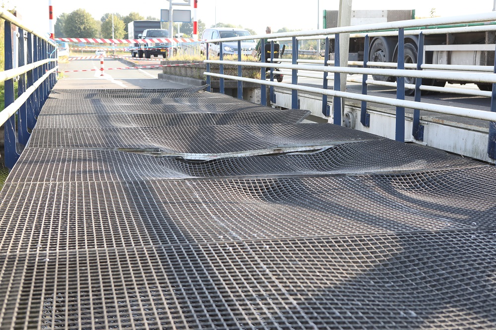 Scheepvaartverkeer gestremd nadat fietspad in brug vernield is door zwaar voertuig