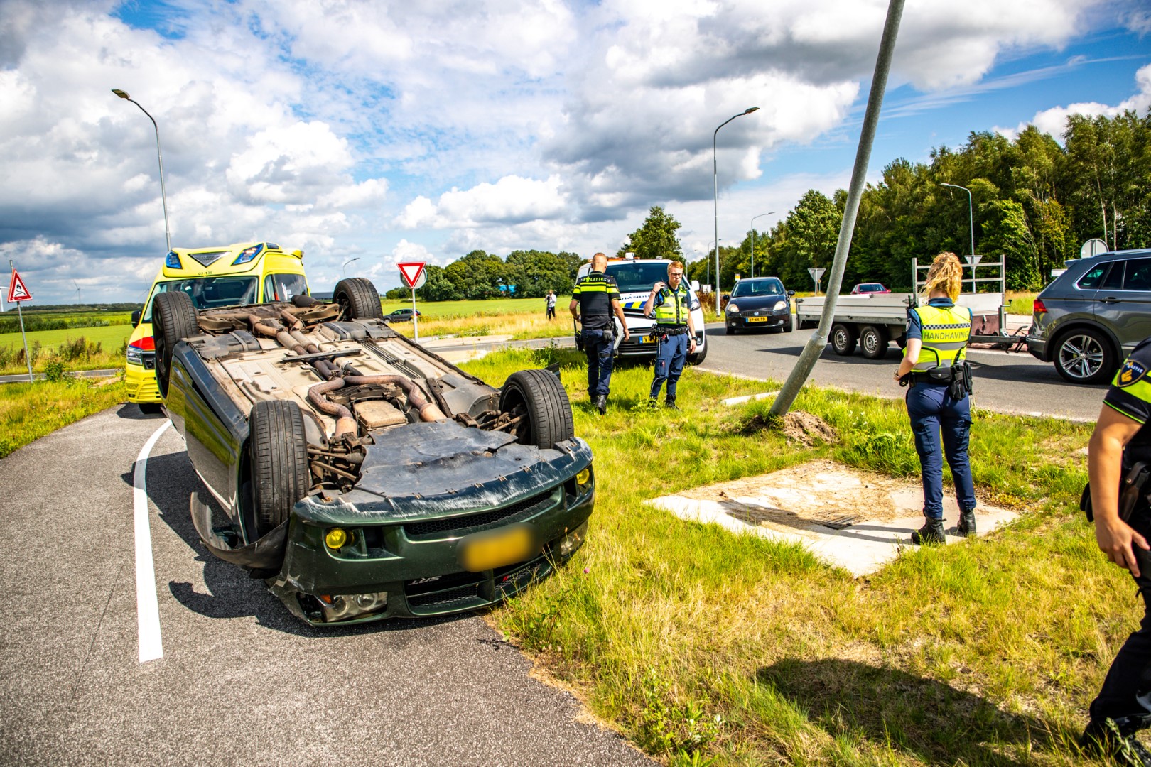 Auto rijdt tegen lantaarnpaal en slaat over de kop