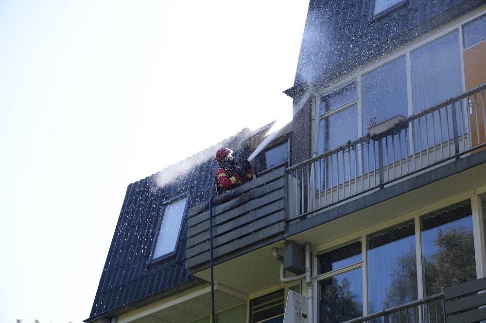 Brandweer druk met blussen woningbrand