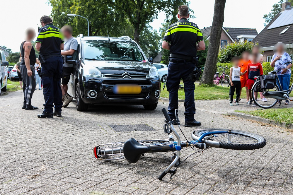 Kind op fiets gewond na botsing tegen auto