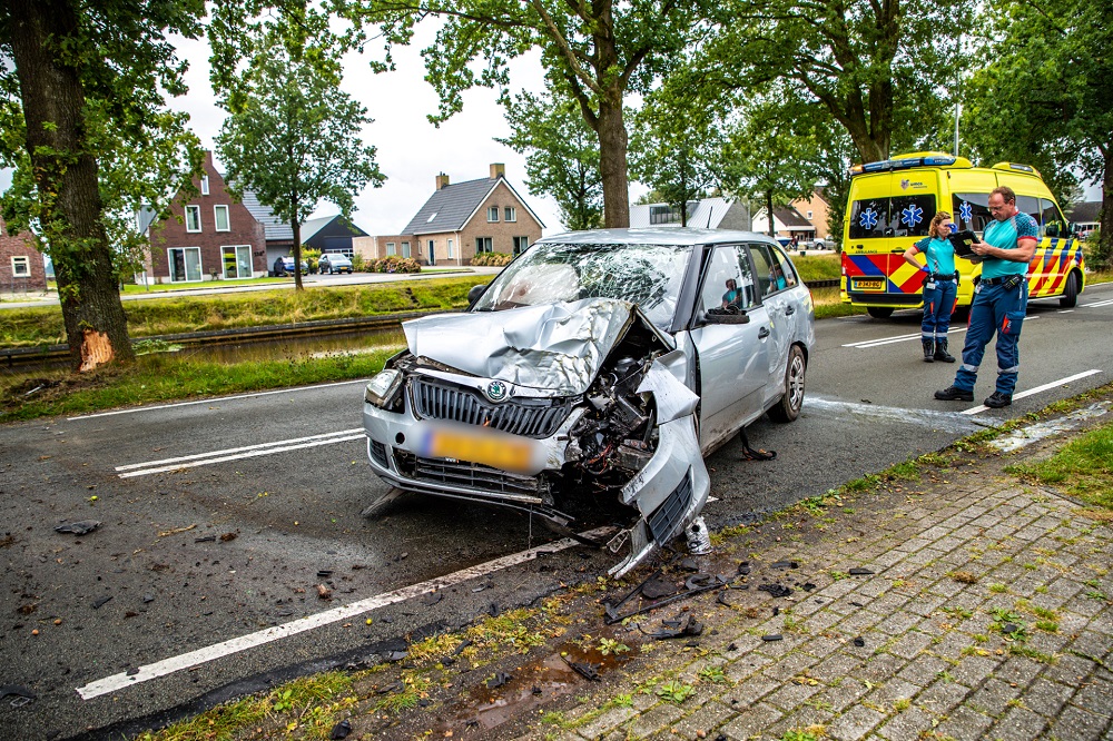 Automobilist met spoed naar ziekenhuis na botsing tegen boom