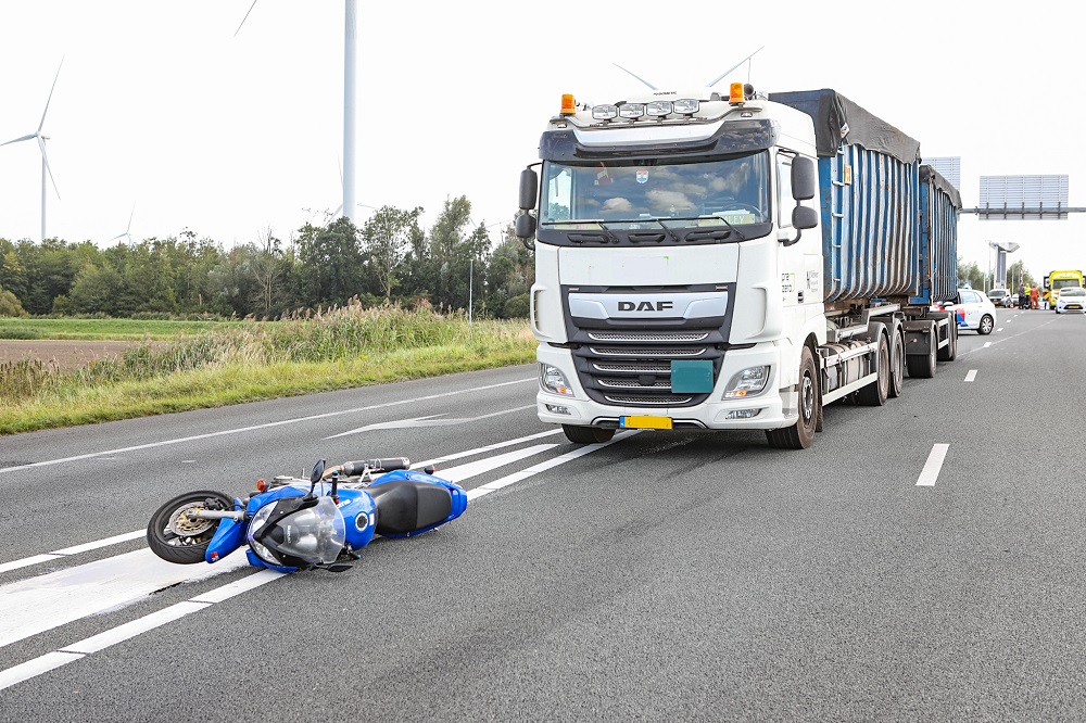 Motorrijder gewond na val op asfalt