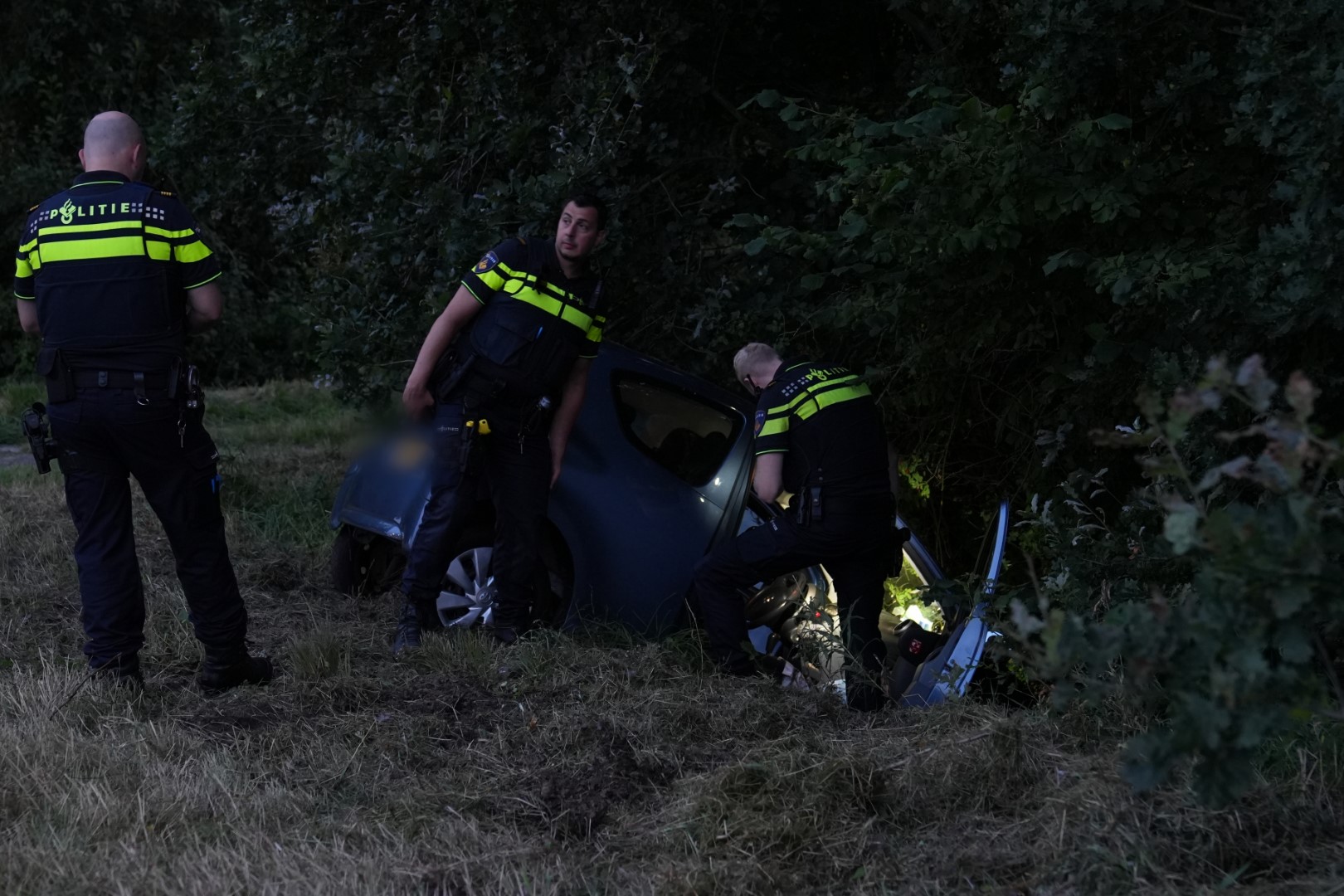 Automobilist belandt in greppel langs N385