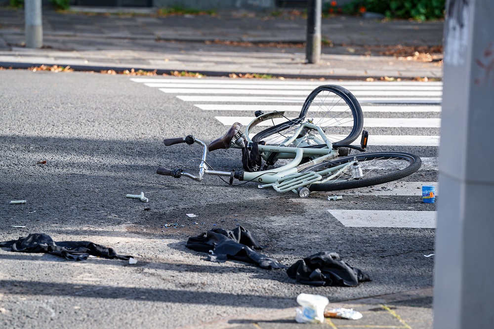 Fietser ernstig gewond na aanrijding met vrachtwagen