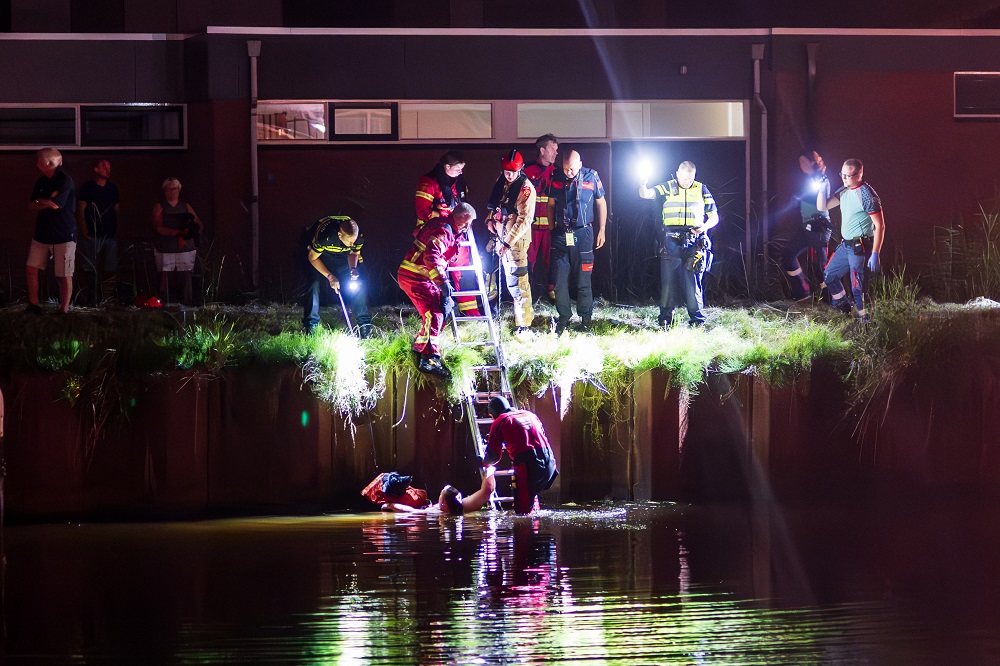 Brandweer redt vrouw en hond uit Winschoterdiep