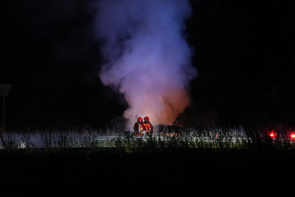 Auto vliegt tijdens rijden in brand, bestuurder met schrik vrij