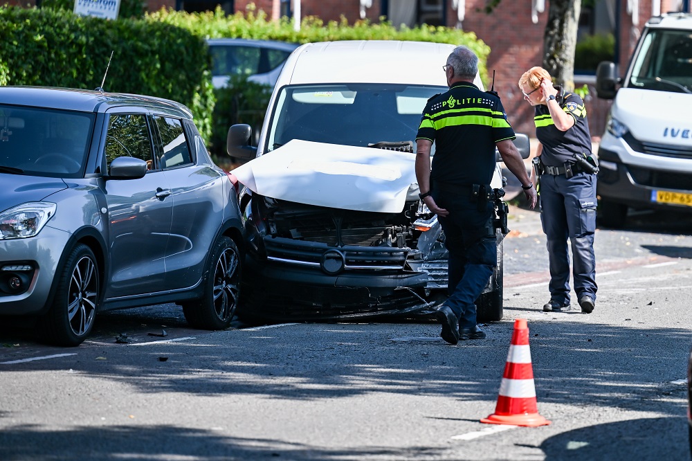 Veel schade na botsing tussen bestelbusjes