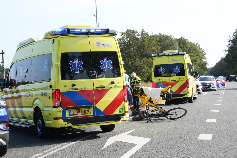 Fietser geschept door busje, zwaargewond naar ziekenhuis