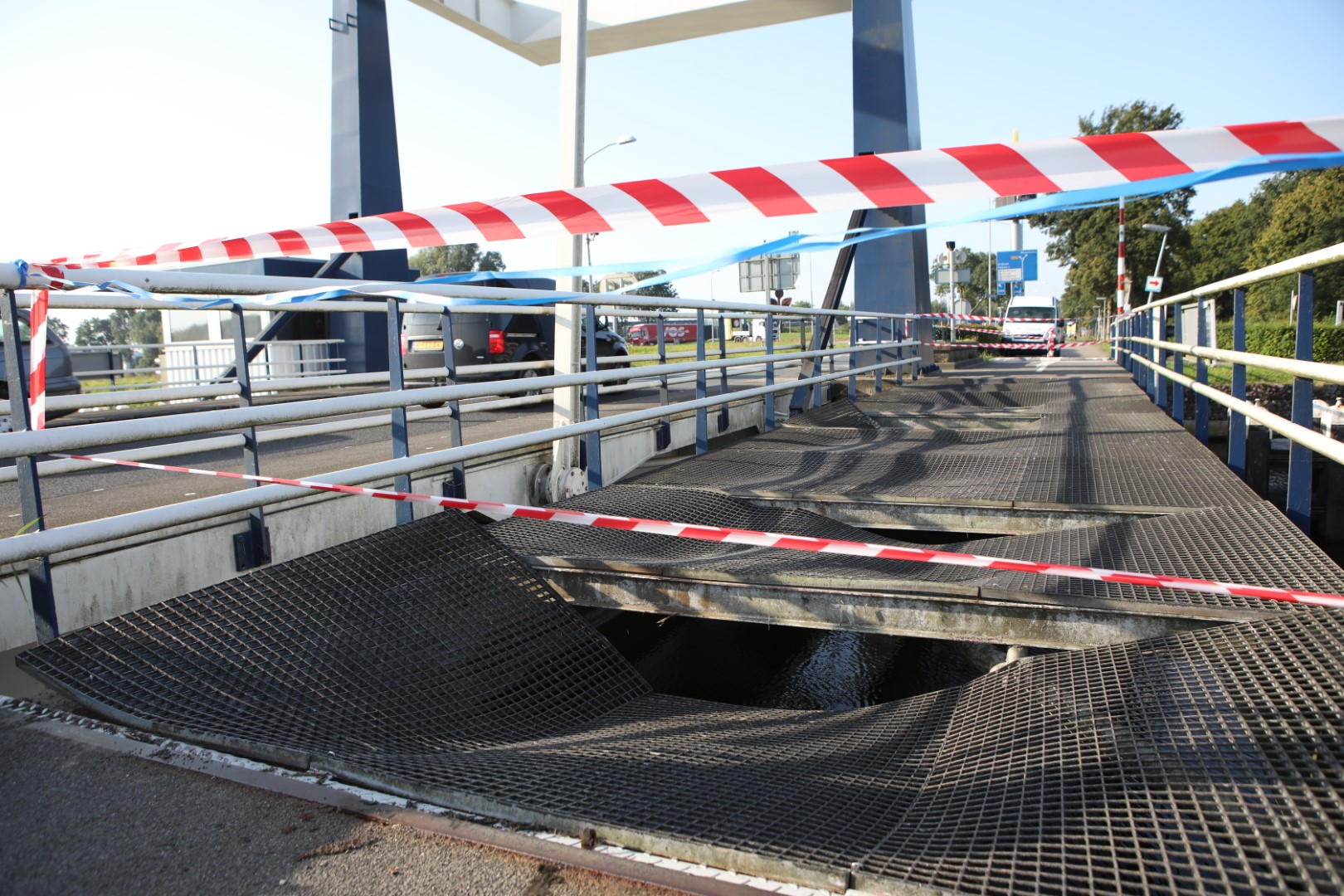 Heftruck veroorzaakt schade aan brug: scheepvaart en fietsverkeer gestremd