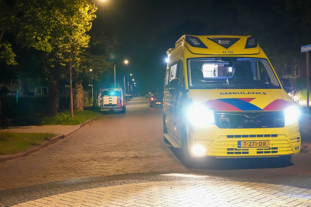 Scooterrijder en bijrijdster hard ten val door losliggende stoeptegel