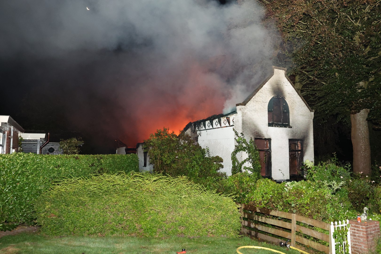 Vrijstaande woning door brand verwoest