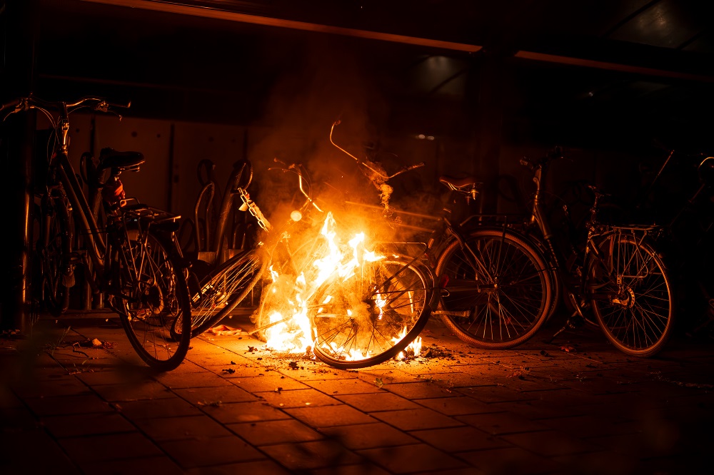 Fietsen in brand op station van Hoogezand-Sappemeer