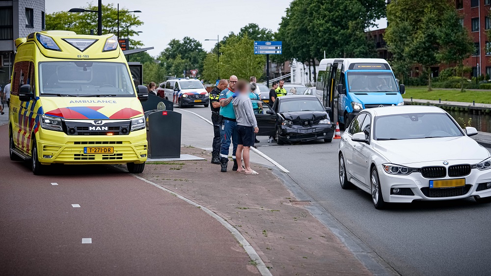 Vrouw gewond na botsing met andere auto