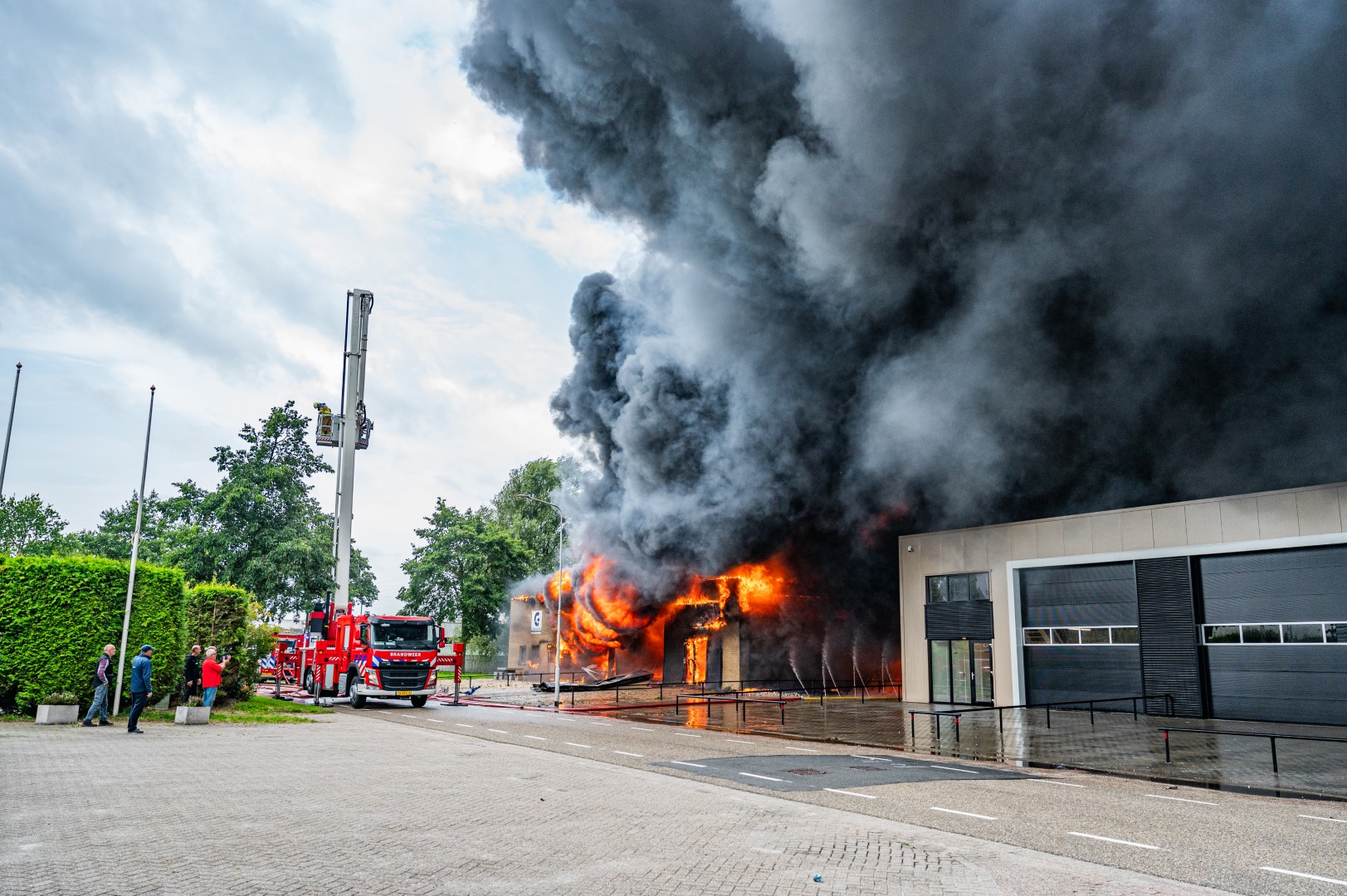 Zeer grote brand bij bedrijf, gevel ingestort en explosie gehoord