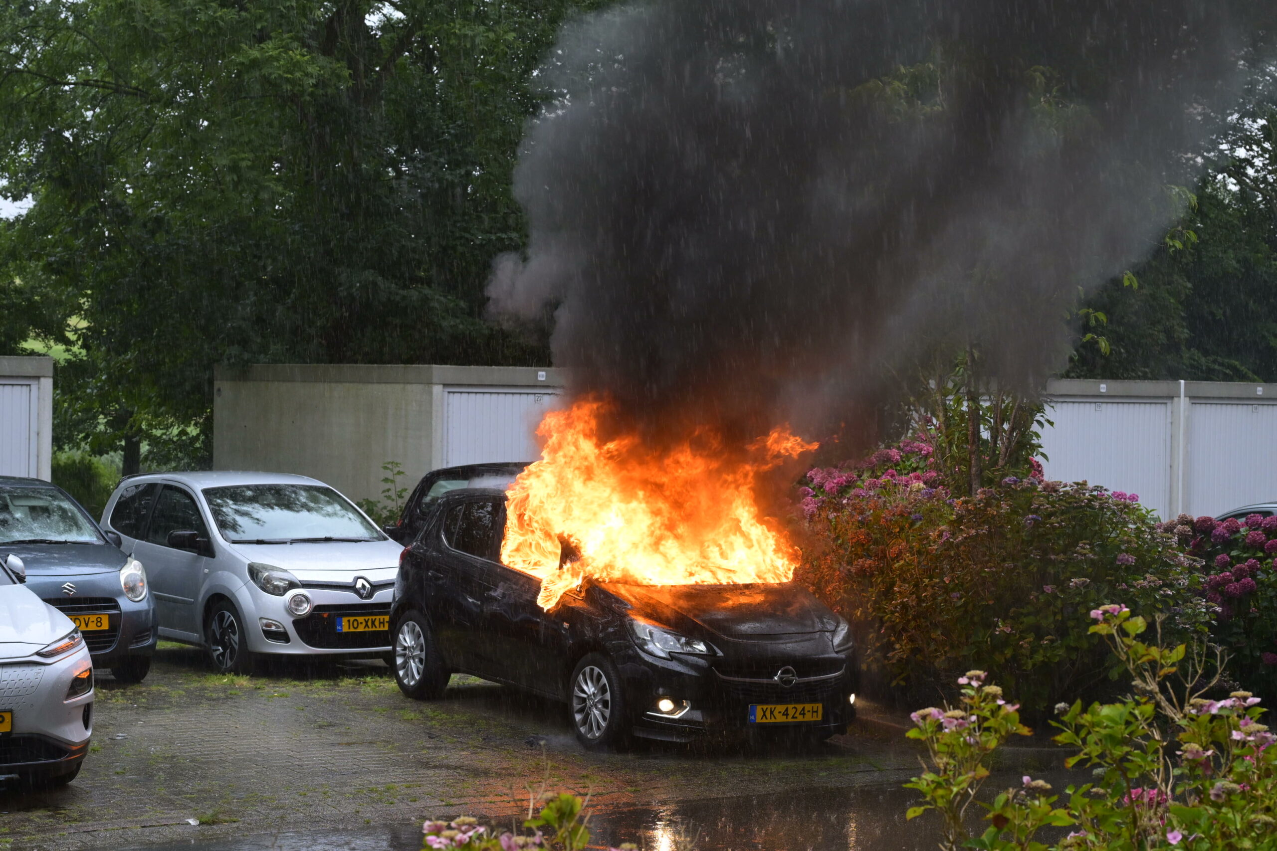 Geparkeerde auto door brand verwoest