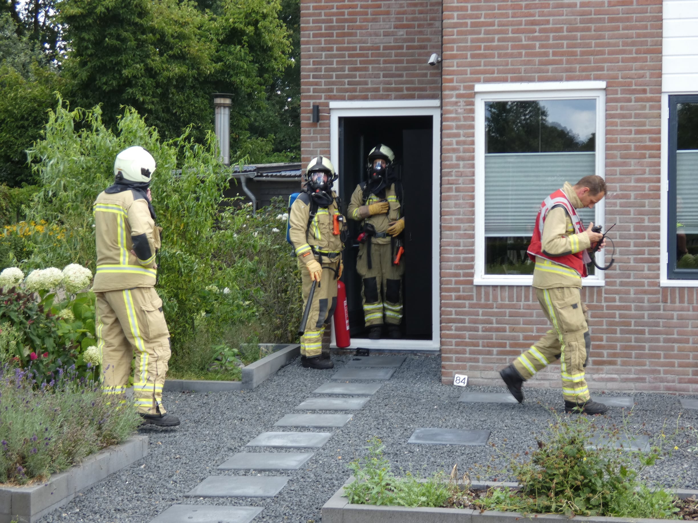 Bewoner probeert brandende meterkast te blussen